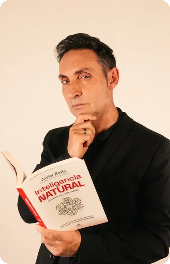 Javier Botía con su libro Inteligencia Natural